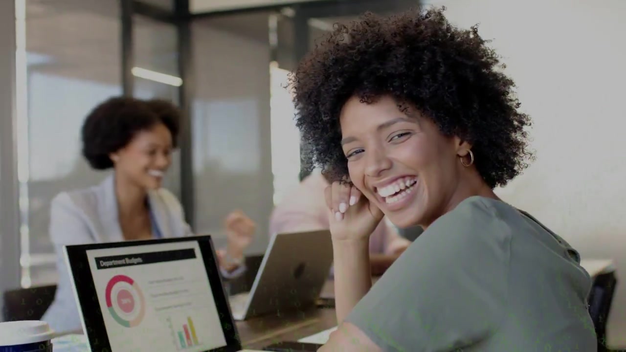 Wanita mengetik di laptop dan memeriksa ponsel, meninjau data bisnis, dengan efek overlay hijau dan tersenyum