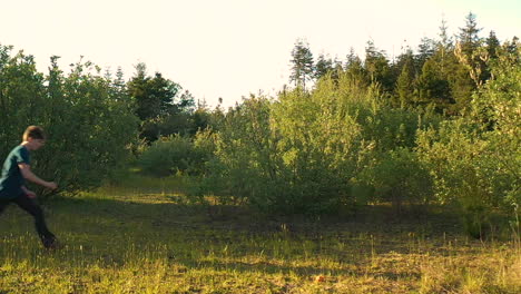 Athletischer-Teenager,-Der-Im-Freien-In-Grüner-Natur-Flips-Macht