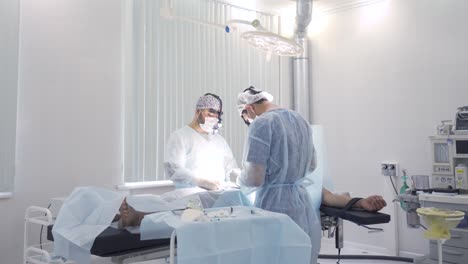 procedimiento quirúrgico en una sala de operaciones
