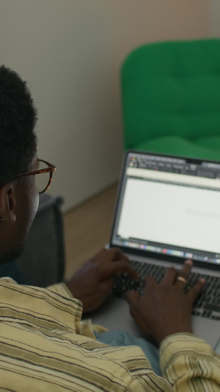 persona que trabaja en un portátil