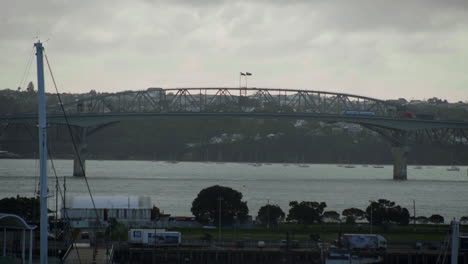 Tiro-Largo-Del-Puente-Del-Puerto-De-Auckland