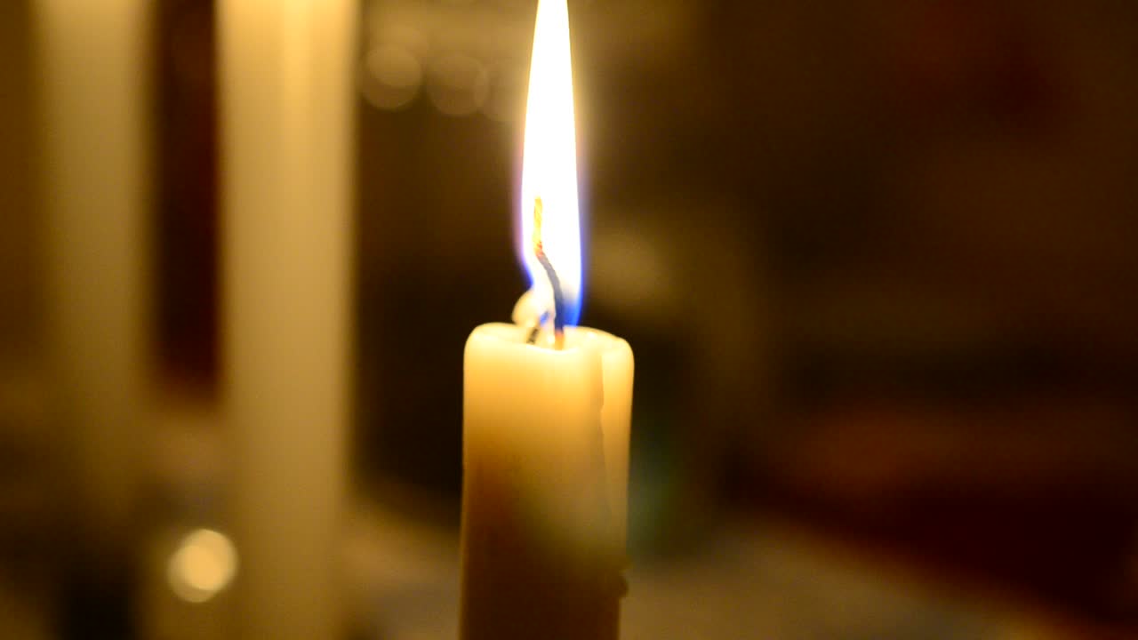 Candele su un tavolo. Candela che brucia.