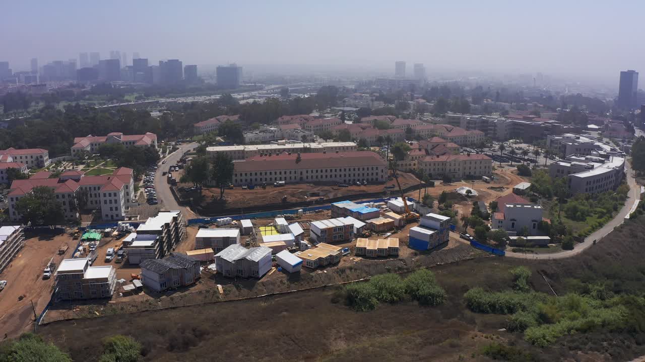 una amplia fotografía aérea de un sitio de construcción de viviendas modulares en el oeste de los ángeles, california