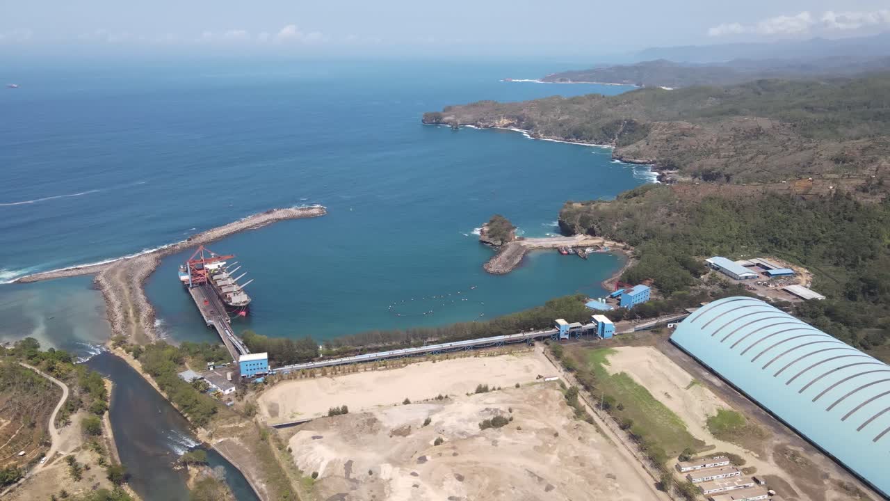 vista aérea de un puerto industrial en la zona costera sur de la regencia de pacitan, java oriental, indonesia