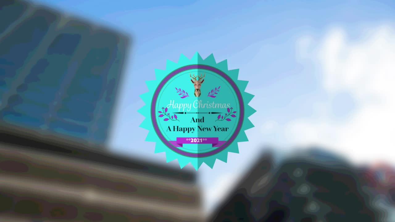 bandera de texto redonda de feliz navidad y año nuevo contra edificios altos en el fondo