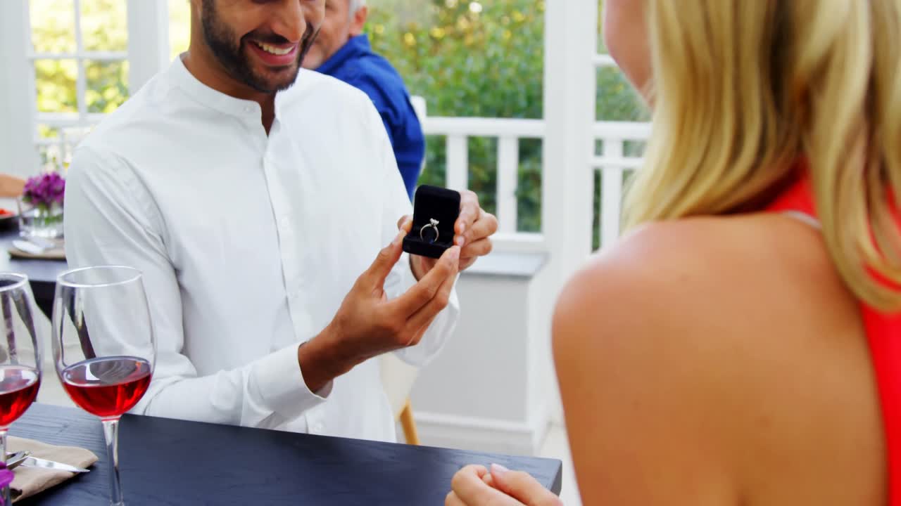 hombre proponiendo mujer mientras se come