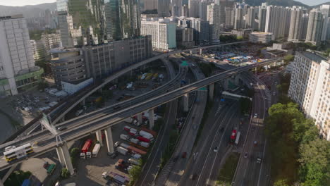 Tráfico-En-La-Red-Vial-Elevada-En-Kwai-Chung-Con-Edificios-Residenciales-Y-De-Oficinas-En-Segundo-Plano