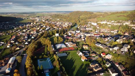 casas de la ciudad de hradec nad moravici con piscina pública y campo deportivo en un día soleado en opava, república checa