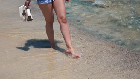 una mujer en una playa.