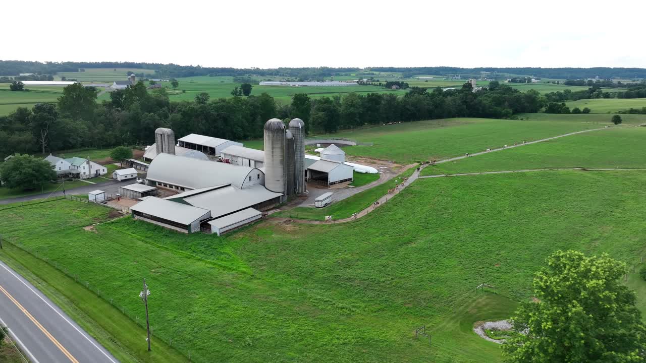 Fattoria americana con fienili e silos
