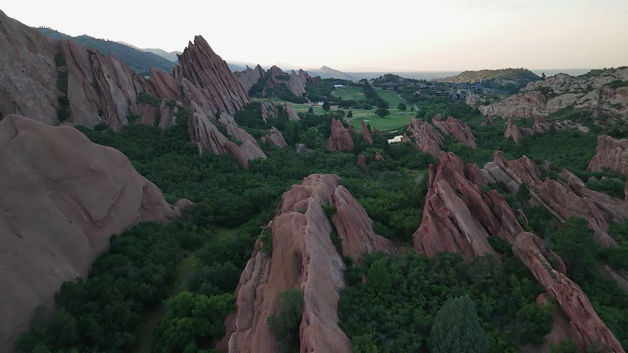 естественная геология воздушный перелет эрозированных скальных образований