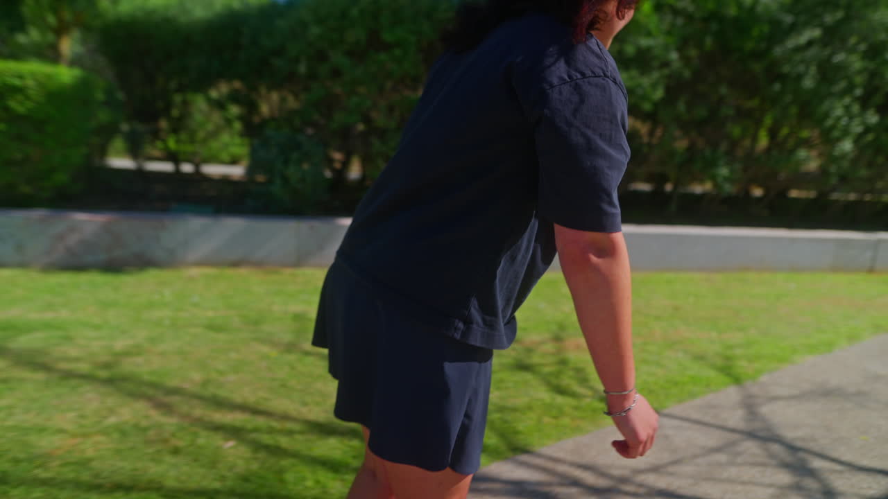 공원 에서 롤러 스케이트 를 타고 있는 여자