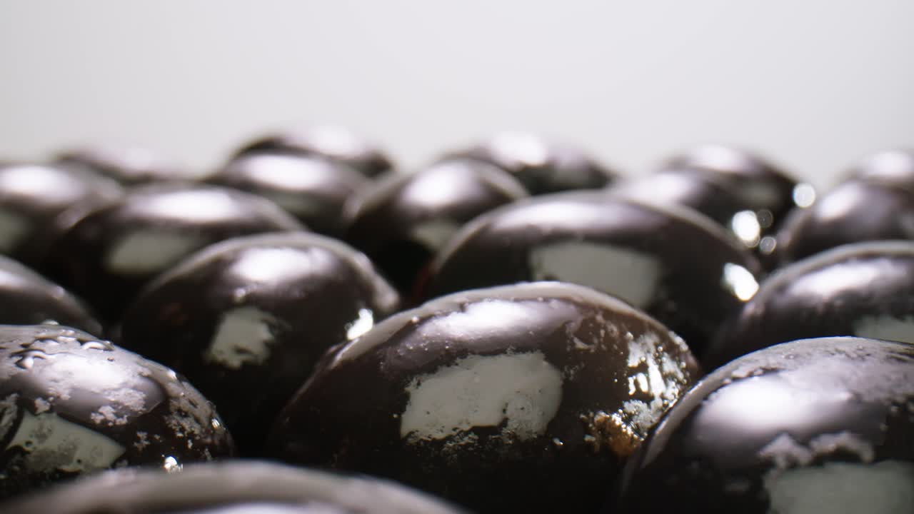 aceitunas verdes redondas en vinagre de grecia como fondo, vista de arriba. imágenes de alta calidad en 4k