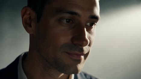 retrato de un hombre sonriendo