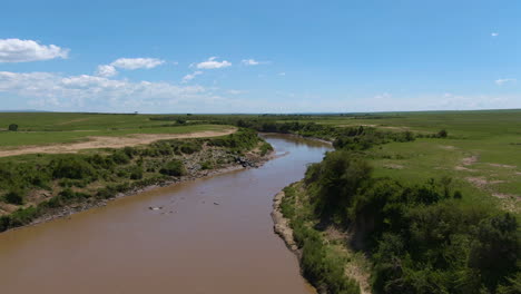 Erstaunliche-Drohnenaufnahme-Während-Des-Tages-In-Der-Afrikanischen-Savanne-Und-Im-Fluss