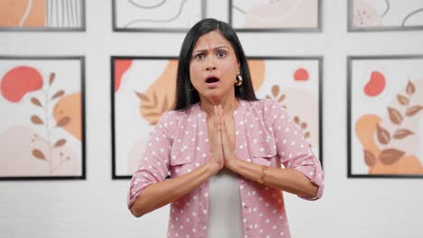 mujer india conmocionada