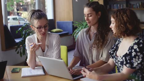 tres estudiantes maduros discutiendo un nuevo proyecto en la biblioteca