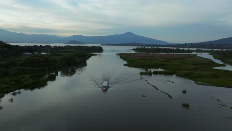 Barco-Regresando-De-Isla-Janitzio-En-Michoacan