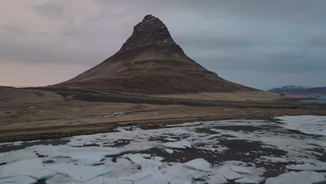 volando sobre un río cubierto de campos de hielo y lava en el paisaje de islandia y la península de snæfellsnes