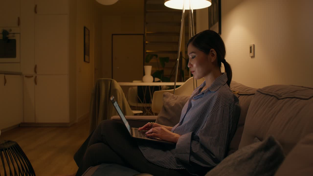 밤에 노트북에서 일하는 여자