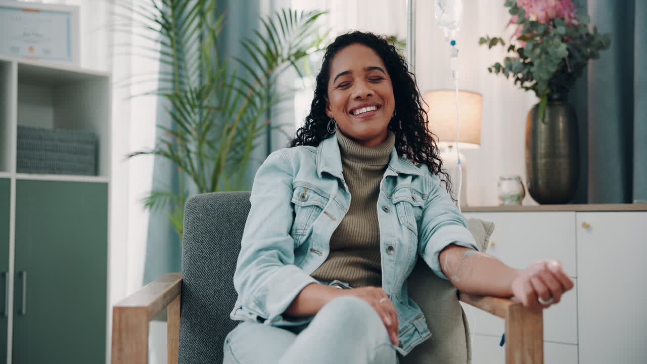 mujer sonriente sentada en una silla en casa durante el tratamiento médico