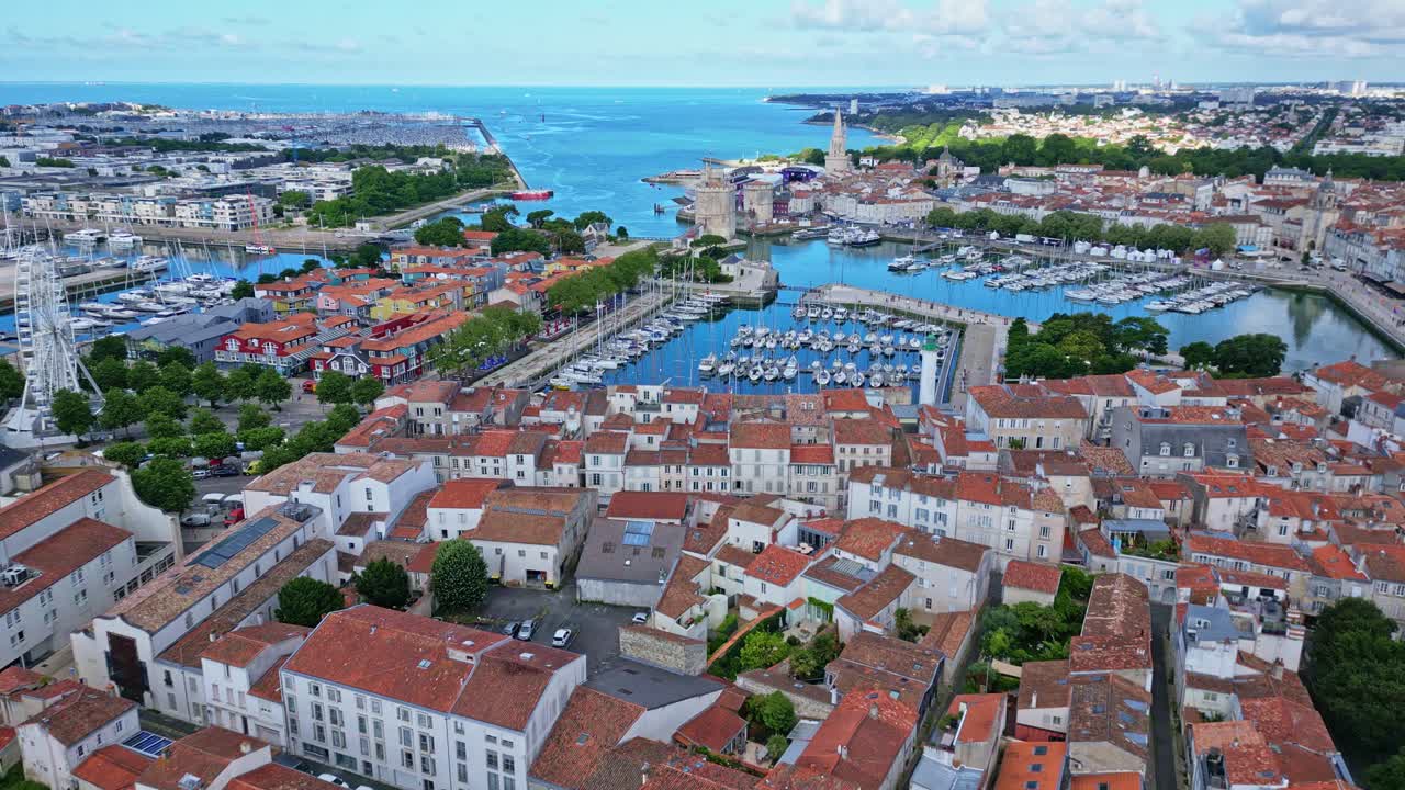 visto en la famosa ciudad de la rochelle con en el fondo las famosas torres de la cadena y san nicolás
