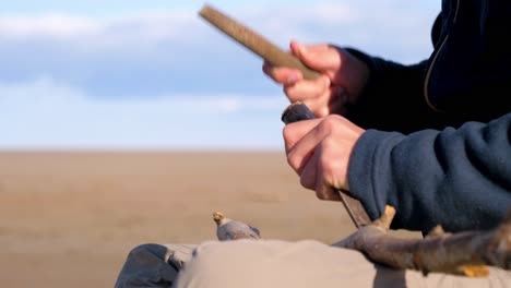 Explorador-Usando-Cincel-Y-Martillo-Para-Tallar-Madera-No-Deseada-Del-Bastón