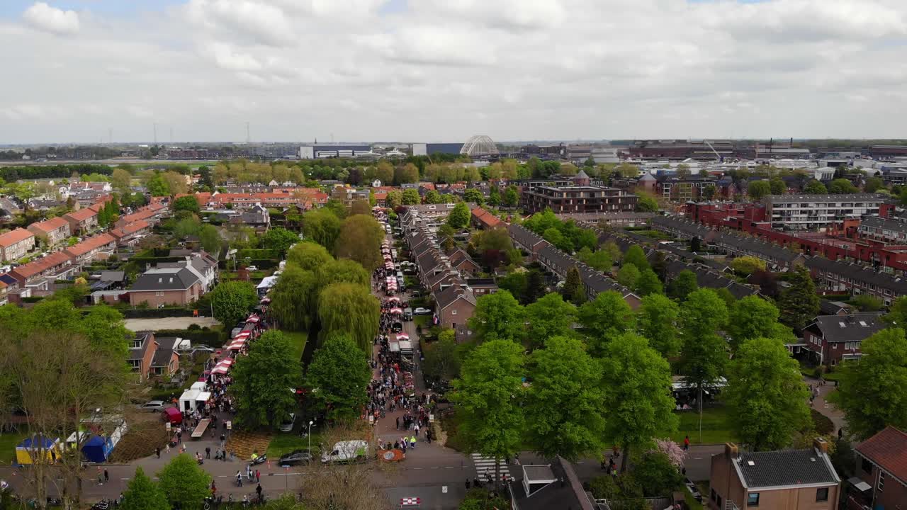 네덜란드 남부 홀랜드에서 국왕의 날 행사가 열리는 동안 헨드릭-이도-암바흐트의 붐비는 거리 시장 위에서 전망