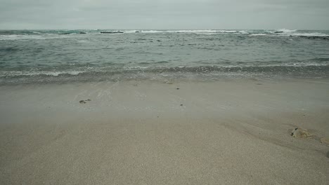 Kleine-Wellen-Kommen-Am-Glatten-Strand-An-Einem-Bewölkten-Tag-An-Der-Küste-Kaliforniens-Herein
