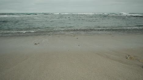 Pequeñas-Olas-Que-Entran-En-Una-Playa-Suave-En-Un-Día-Nublado-En-La-Costa-De-California