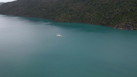 Aerial-View-Of-Sailboat-Sailing-Floating-At-Nara-Inlet-Adjacent-To-Hook-Island---Exploring-Hook-Island-In-QLD,-Australia