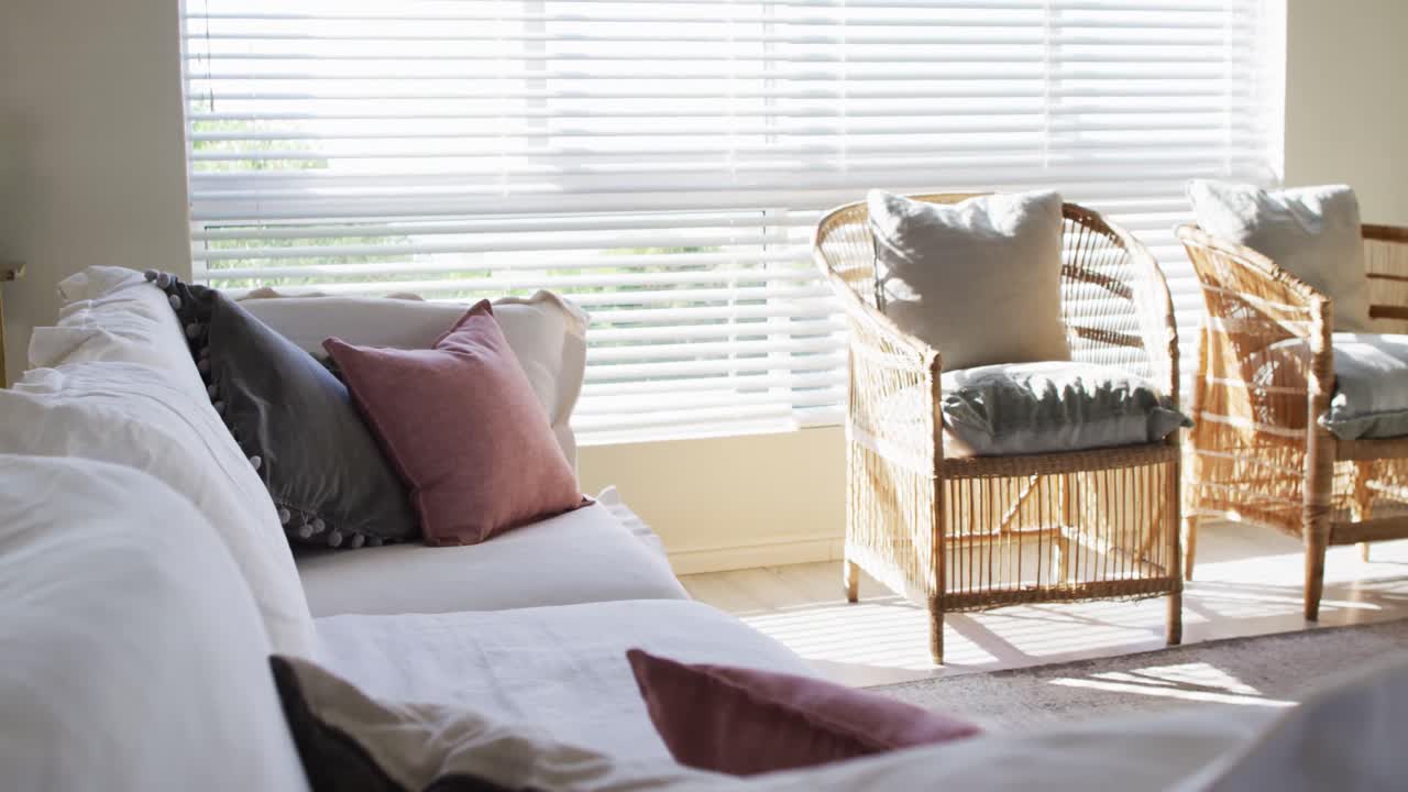 두 개의 의자, 소파 및 벽난로와 함께  ⁇ 은 거실의 집 내부