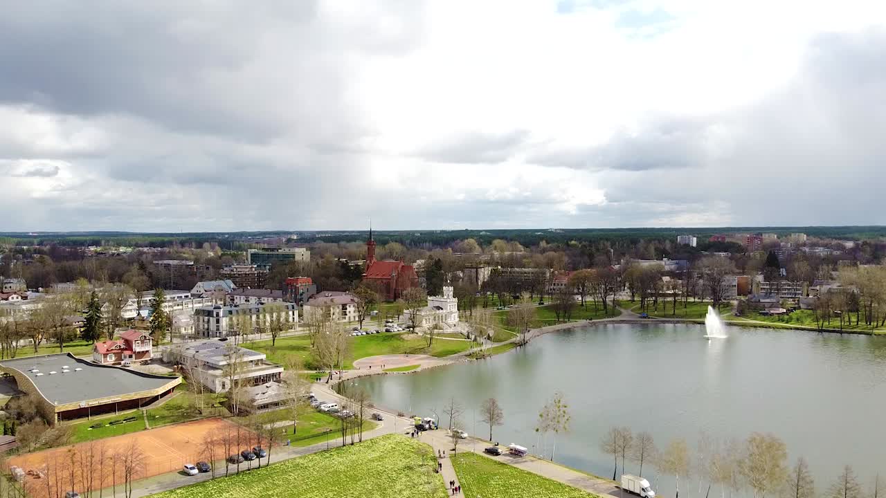 어두운 폭풍우가 치는 구름과 함께 공중에서 볼 수 있는 드루스키닌카이의 도시 스카이라인