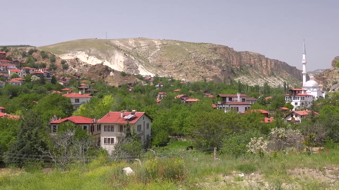 Vista panoramica di un tradizionale villaggio turco annidato in una valle