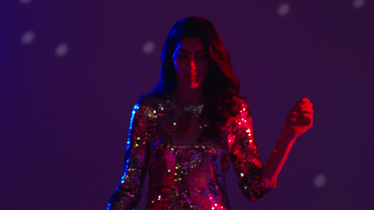 primer plano de una mujer en un bar nocturno o discoteca bailando con luces brillantes 9