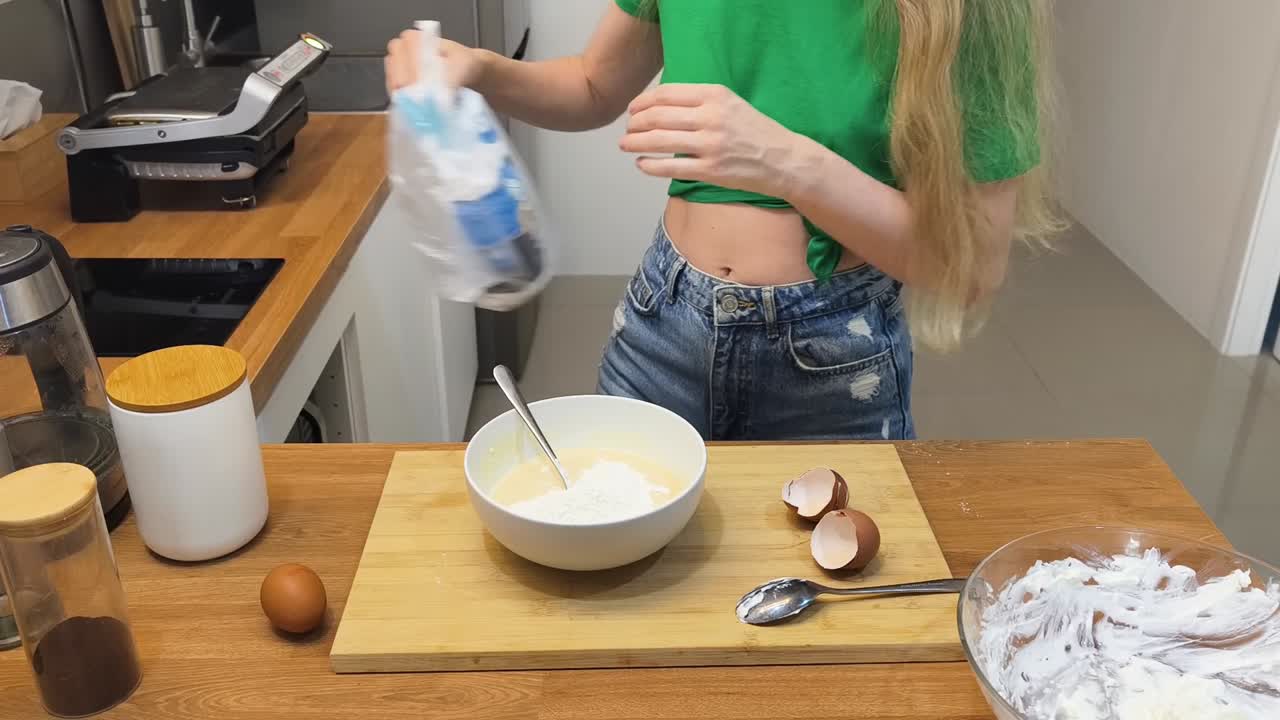 mujer preparando comida en la cocina