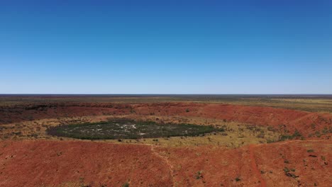 imágenes de drones del cráter wolfe creek, desierto de tanami, australia occidental