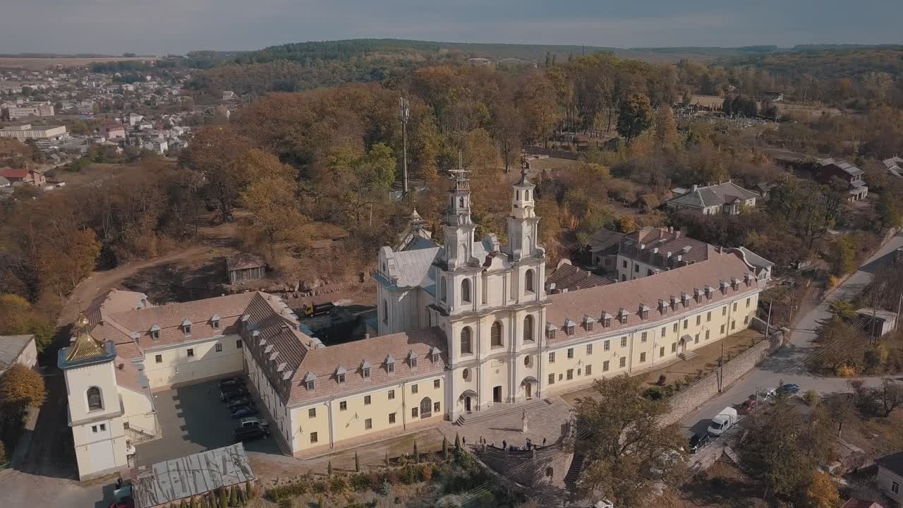 vista aérea de una iglesia en una pequeña ciudad