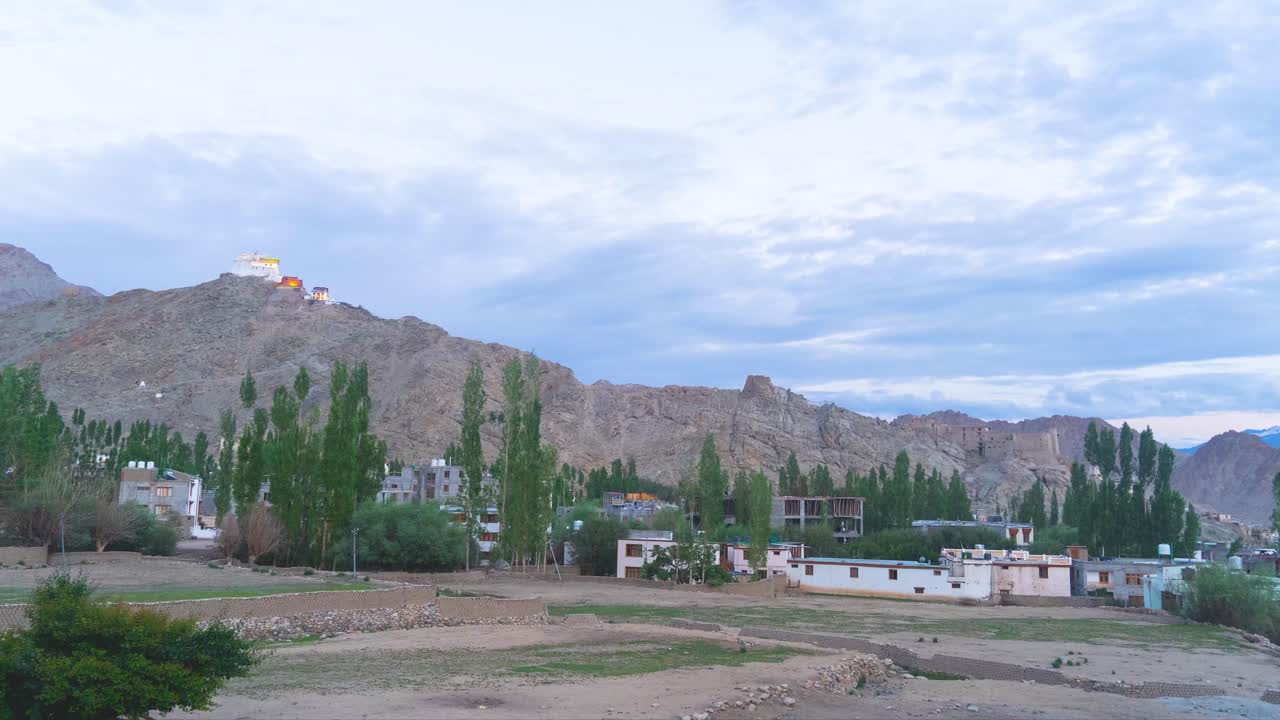 timelapse de nubes en movimiento del monasterio budista de namgyal tsemo o gompa con la parte superior del himalaya paisaje de leh ladakh india
