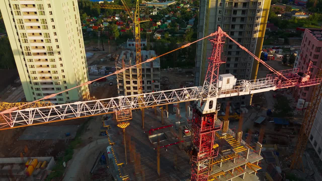 sitio de construcción con grúas y edificios de gran altura