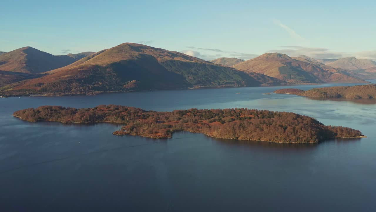 로몬드 호수 (loch lomond lake) 에 있는 인클로나이그 섬과 트로사크 국립공원 (trossachs national park) 은 스코틀랜드에서 가을 동안 공중 드론에서 찍은 사진입니다.