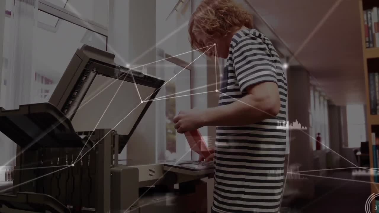 animación de la red de conexiones a través de un estudiante masculino usando una máquina de copiar