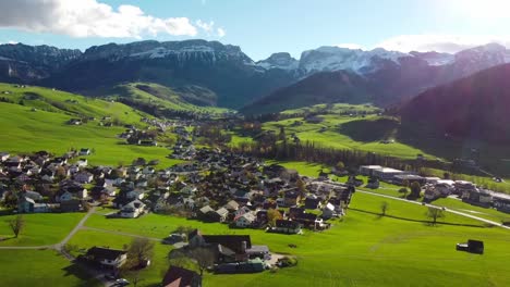 ubicado en la base de las montañas alpstein en el noreste de suiza es la ciudad de appenzell