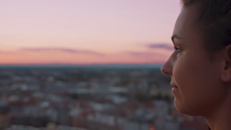 Perfil-De-Mujer-Joven-En-El-Mirador-Viendo-El-Crepúsculo-Sobre-La-Ciudad-Europea,-Cámara-Lenta