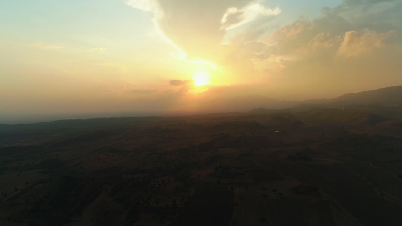vista aérea de los campos al atardecer. 4k
