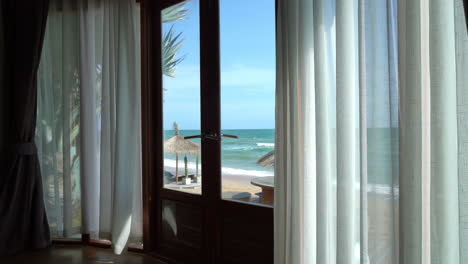 Cortina-Y-Ventana-Con-Vista-Exterior-De-La-Playa-Del-Mar