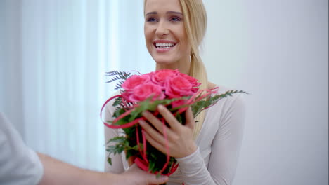 Linda-Chica-Sorprendida-Con-Ramo-De-Flores