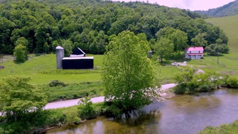 Luftauszug-Aus-Bergahorn-In-Der-Nähe-Einer-Farm-In-Sugar-Grove,-North-Carolina,-In-Der-Nähe-Von-Boone,-North-Carolina