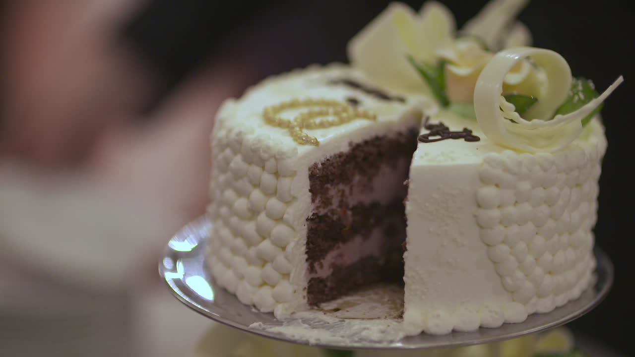 close up de pastel de boda cortado en el soporte de pastel