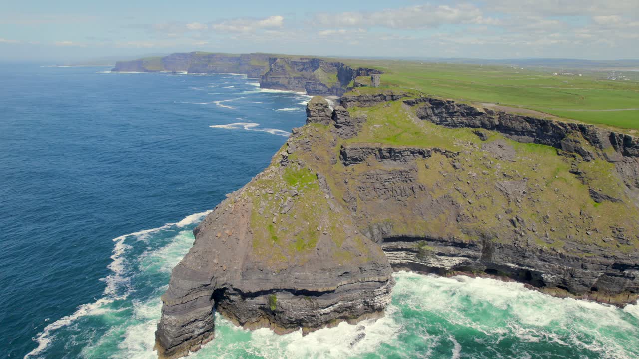 giro aéreo alrededor del acantilado donde se encuentra la torre moher